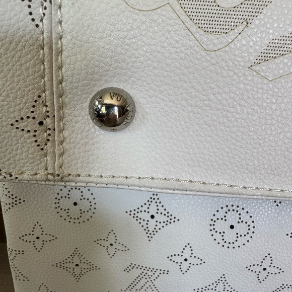 Unique Faux LV Elegant White Bag - Picture 4 of 5